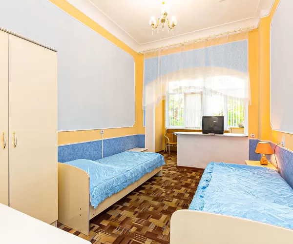 Двухместный однокомнатный номер Стандарт 2-й категории в 1 корпусе в санатории «Здоровье» в г. Железноводске - фотография