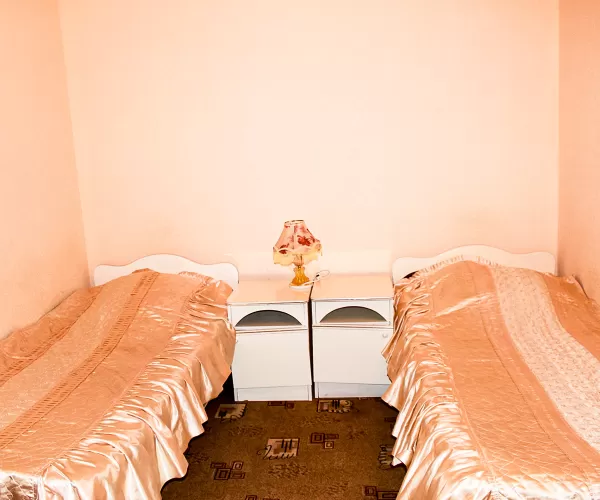 Двухместный однокомнатный номер Стандарт 3-й категории во 2 корпусе в санатории «Здоровье» в г. Железноводске - фотография