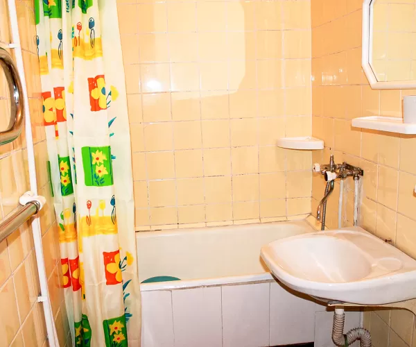 Двухместный однокомнатный номер Стандарт 3-й категории во 2 корпусе в санатории «Здоровье» в г. Железноводске - фотография