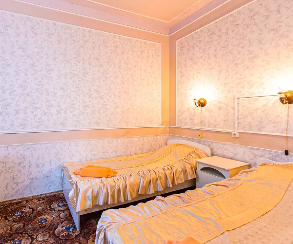 Двухместный двухкомнатный номер Стандарт 3-й категории во 2 корпусе в санатории «Здоровье» в г. Железноводске - фотография