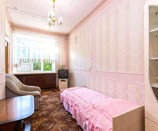 Двухместный двухкомнатный номер Стандарт 3-й категории во 2 корпусе в санатории «Здоровье» в г. Железноводске - фотография