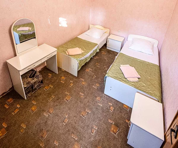 Двухместный двухкомнатный номер Стандарт 3-й категории во 2 корпусе в санатории «Здоровье» в г. Железноводске - фотография