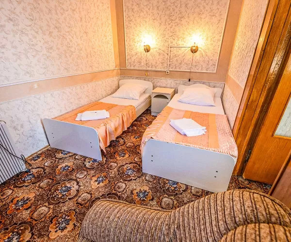 Двухместный двухкомнатный номер Стандарт 3-й категории во 2 корпусе в санатории «Здоровье» в г. Железноводске - фотография