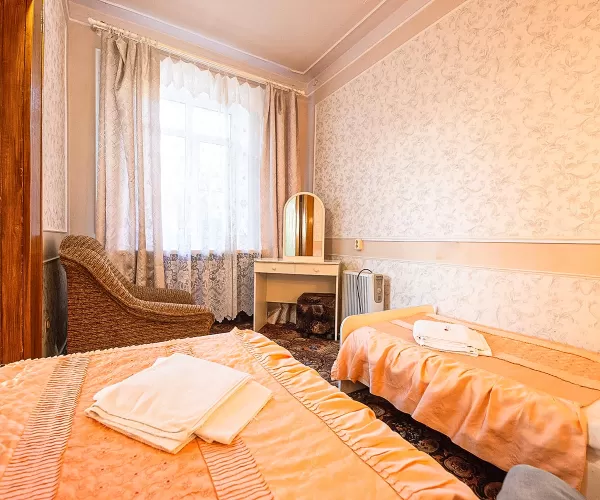 Двухместный двухкомнатный номер Стандарт 3-й категории во 2 корпусе в санатории «Здоровье» в г. Железноводске - фотография