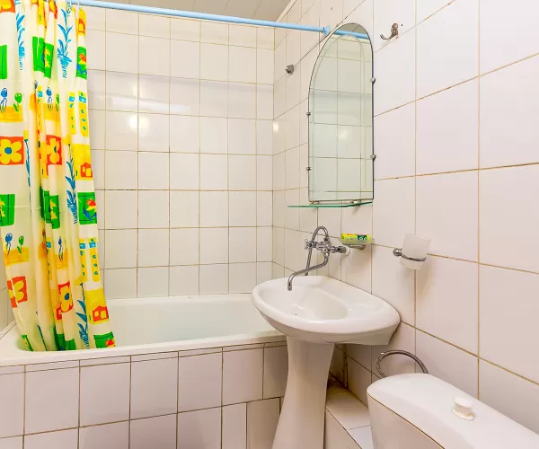 Двухместный двухкомнатный номер Стандарт 3-й категории во 2 корпусе в санатории «Здоровье» в г. Железноводске - фотография