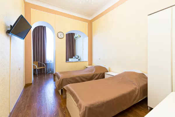 Двухместный однокомнатный номер Стандарт в корпусе 1 в санатории «Здоровье» в г. Железноводске - фотография