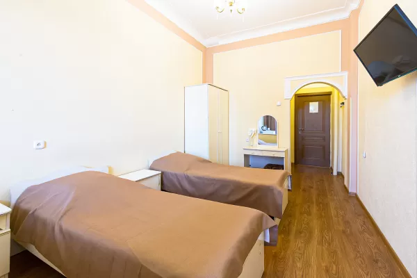 Двухместный однокомнатный номер Стандарт в корпусе 1 в санатории «Здоровье» в г. Железноводске - фотография