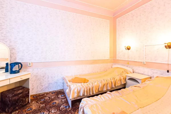 Двухместный двухкомнатный номер Стандарт 3-й категории во 2 корпусе в санатории «Здоровье» в г. Железноводске - фотография