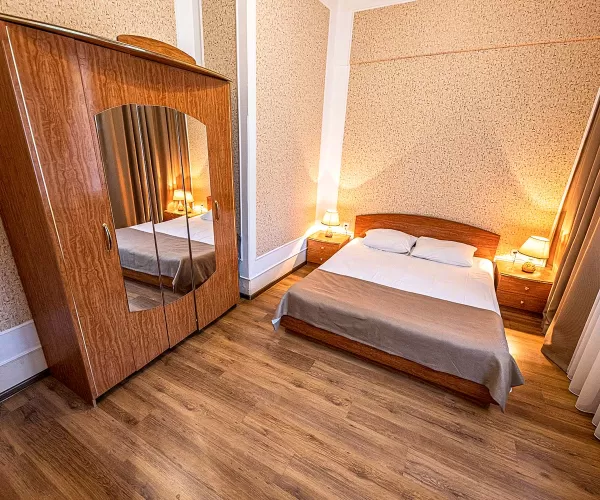 Двухместный двухкомнатный номер Стандарт 1-й категории в 1 корпусе в санатории «Здоровье» в г. Железноводске - фотография