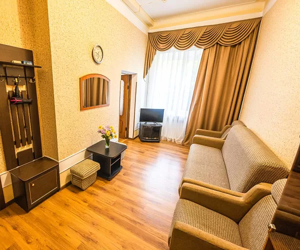 Двухместный двухкомнатный номер Стандарт 1-й категории в 1 корпусе в санатории «Здоровье» в г. Железноводске - фотография