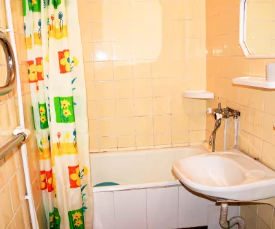 Двухместный однокомнатный номер Стандарт 3-й категории во 2 корпусе в санатории «Здоровье» в г. Железноводске - фотография