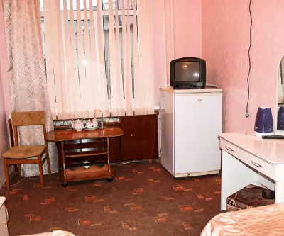 Двухместный однокомнатный номер Стандарт 3-й категории во 2 корпусе в санатории «Здоровье» в г. Железноводске - фотография