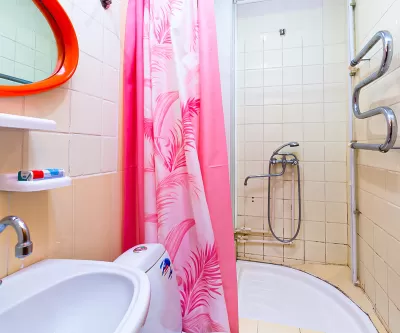 Двухместный однокомнатный номер Стандарт 3-й категории во 2 корпусе в санатории «Здоровье» в г. Железноводске - фотография