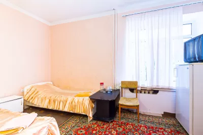 Двухместный однокомнатный номер Стандарт 3-й категории во 2 корпусе в санатории «Здоровье» в г. Железноводске - фотография